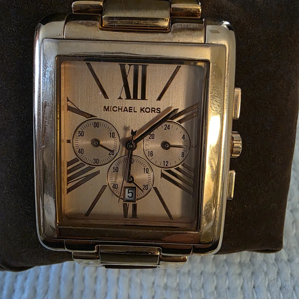 Michael Kors Rose Gold Watch - Picture 6 of 6